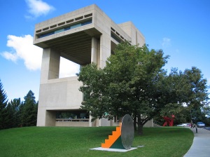 Herbert Johnson Museum of Art (I.M Pei) foto - Cornell University (wikimedia commons)
